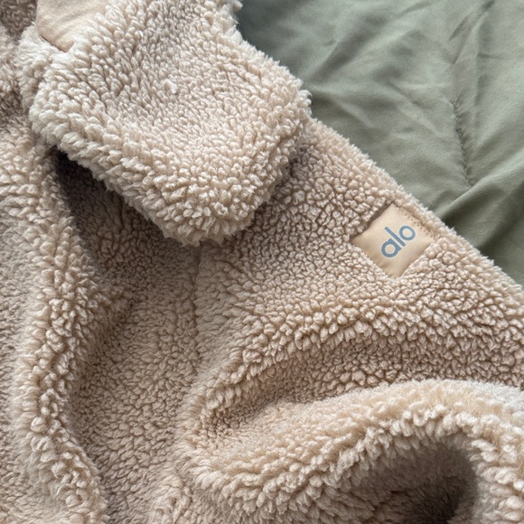 ALO Yoga women’s Beige Sherpa Hoodie Jacket - Picture 3 of 5